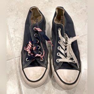 Converse women’s size 8canvas low top all start Chuck Taylor